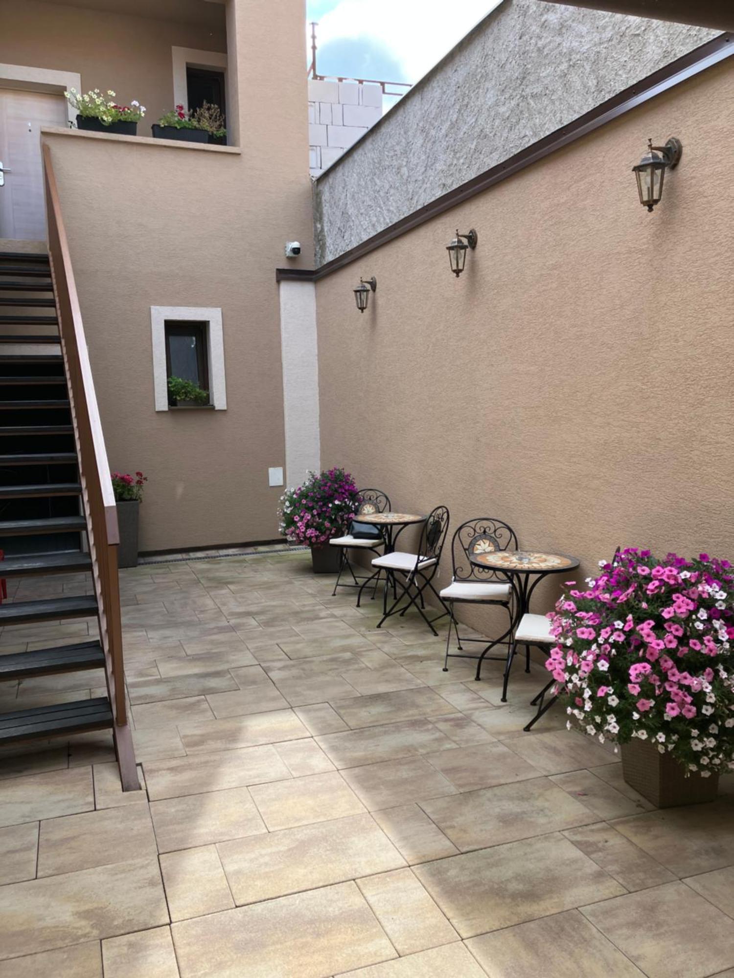Corner House Apartment Lucenec Luaran gambar